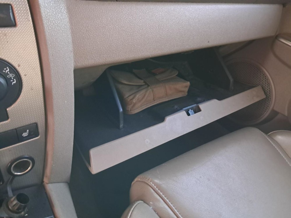COMMANDER 2006 Glove Box 4773141