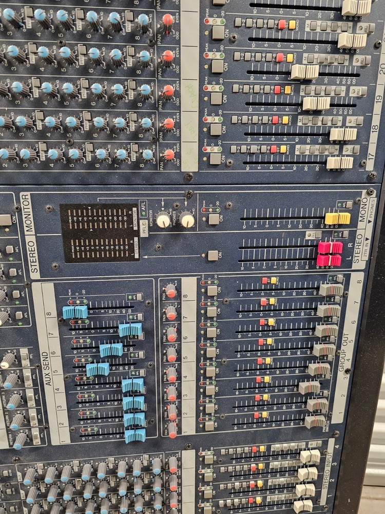 Yamaha IM8-32 Sound Reinforcement Console