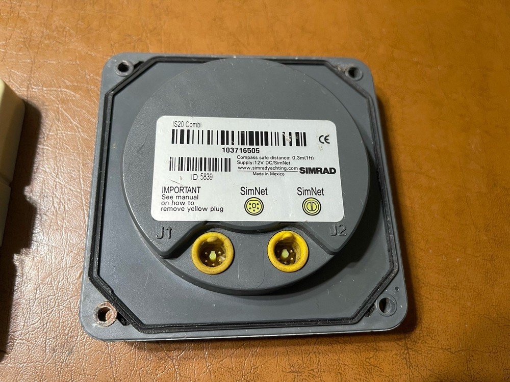 Simrad IS20 Combi Display with cover