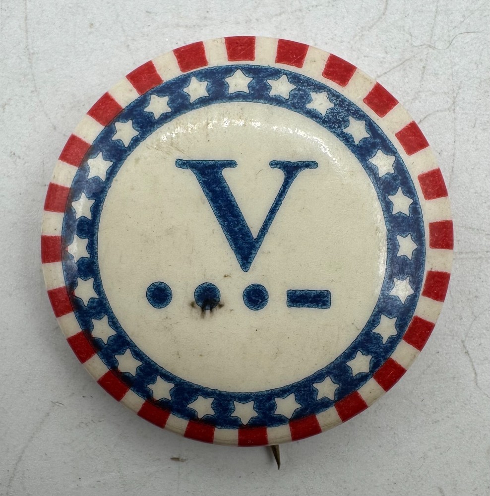 WW2 era US V for Victory Home Front Button Pin Lapel Badge Morse Code US Flag