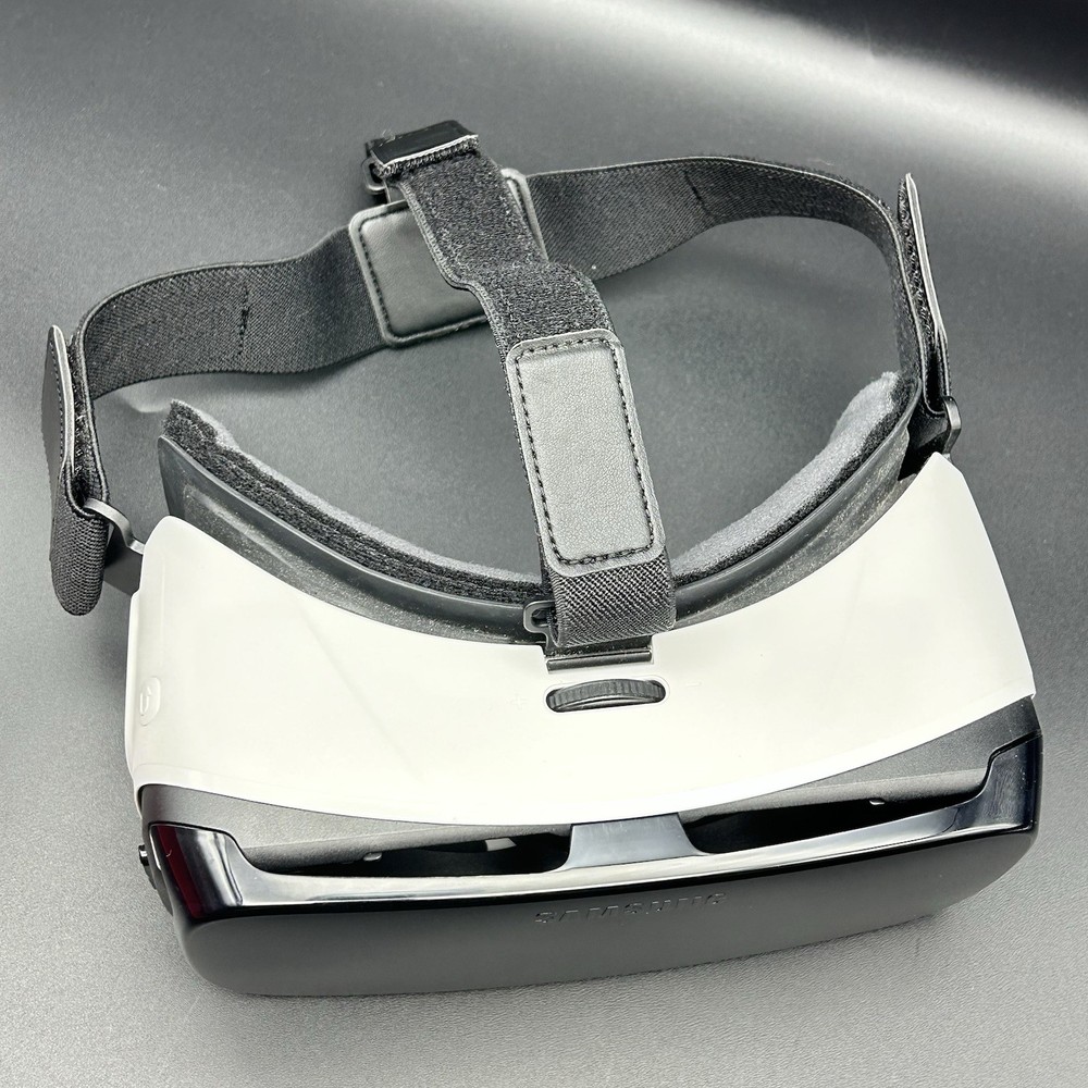 Samsung Gear VR Oculus Virtual Reality Headset SM-R322 (Includes Strap + Cover)