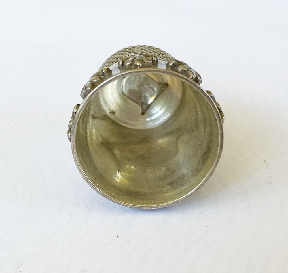 Antique Sterling Thimble, Raised Fleur-De-Lis, Simmons