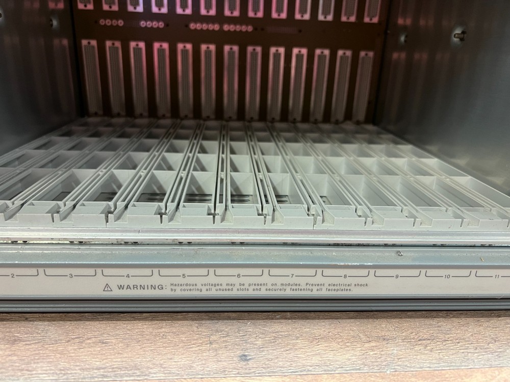 HP E8403A VXI Mainframe 13-Slot