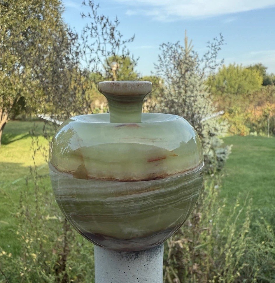Onyx Apple Jar 4” – Hand-Carved Stone Decorative Container