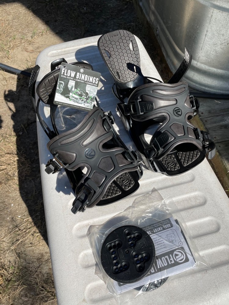 Flow haylo women’s snowboard bindings, new in box
