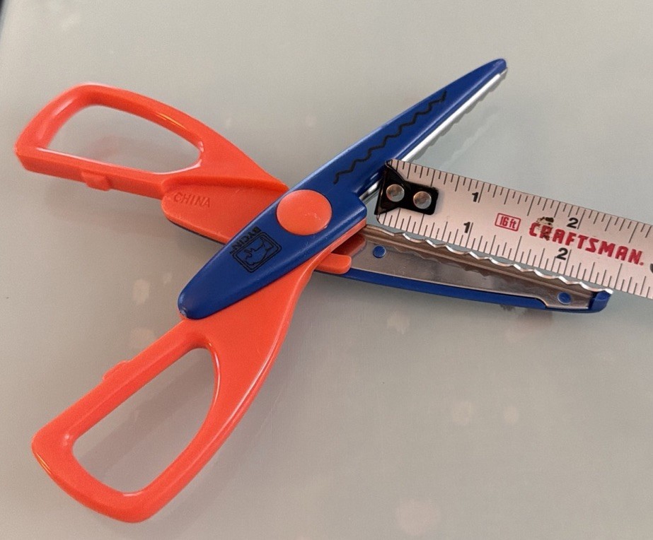 BYCIN Decorative Paper Edging Craft Scissors -Image 1 Small Wave Pattern