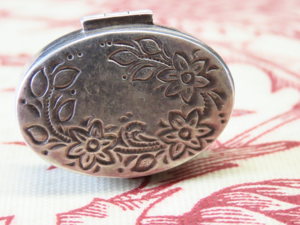 Engraved silver pill box, 925