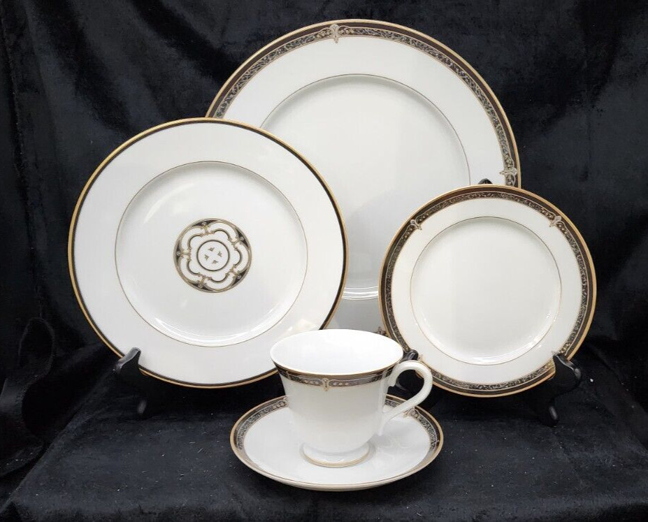 Wedgwood WHITFIELD 5 Piece Place Setting