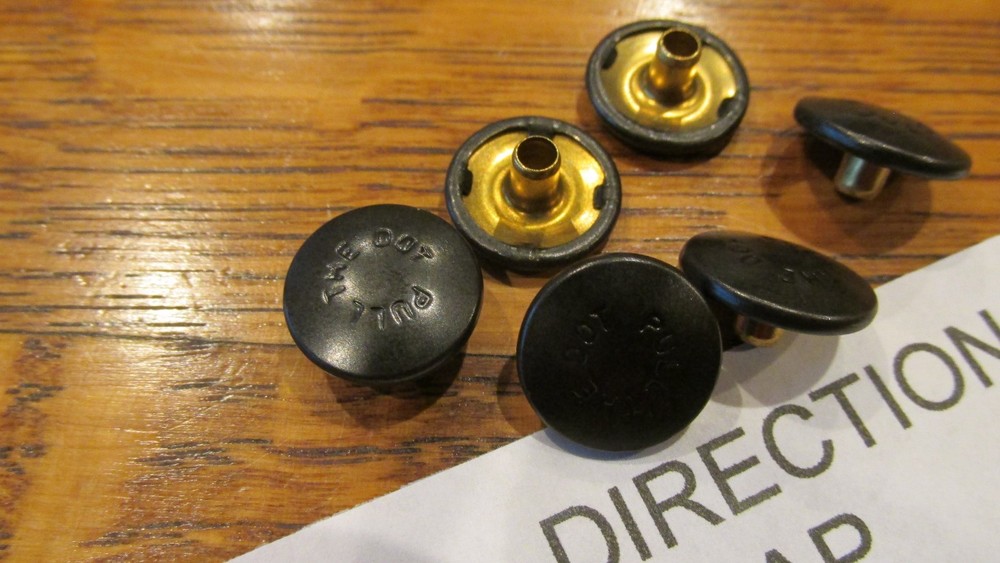 DIRECTIONAL SNAP CAPS Black over Brass 6 pcs. Pull the Dot leather snaps Blk.