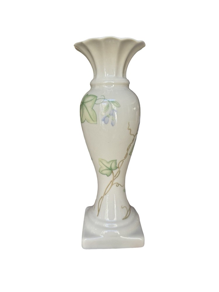 Belleek Classic Ivy Vase 7”
