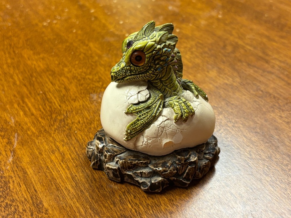 WINDSTONE - DRAGON EGG - GREEN BABY HATCHING DRAGON