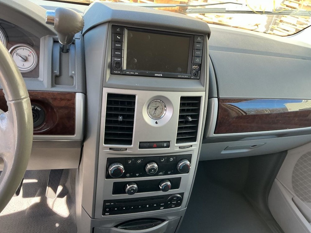 TOWN COUN 2010 Glove Box 4971237