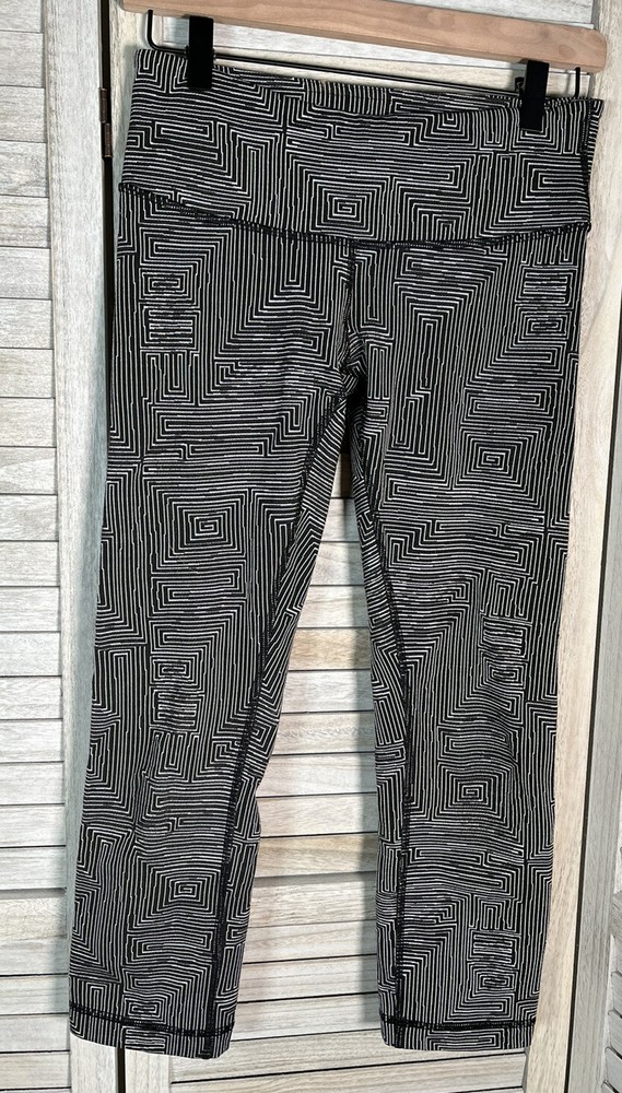 Lululemon Wunder Under Women's 4 Black Patterned Crop Athletic Leggings