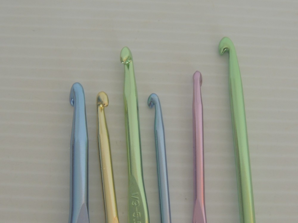vintage crochet hooks lot