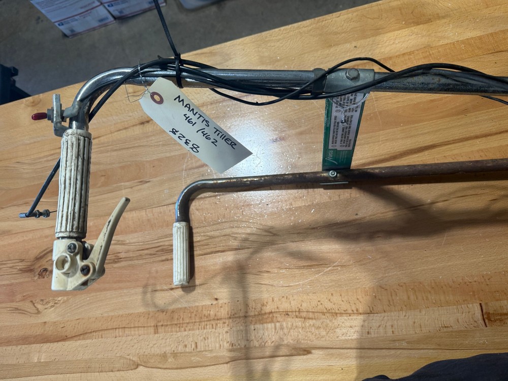MANTIS TILLER HANDLE 461 / 462 (#8328)