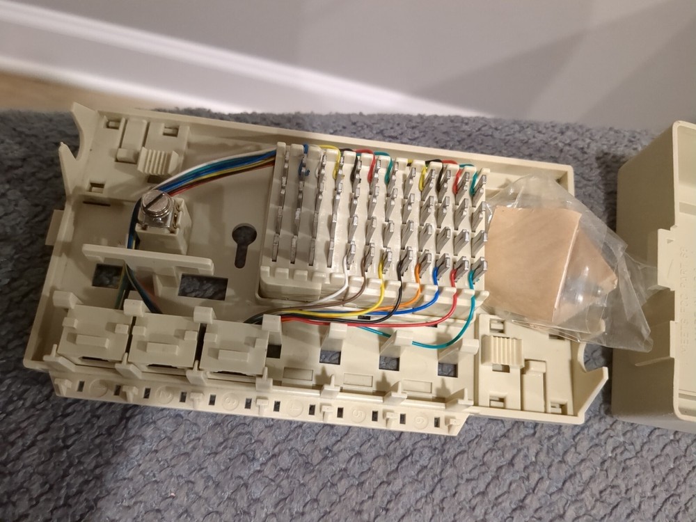 Leviton Surface Mount Voice Data Phone Jack 48-Clip Punchdown Block