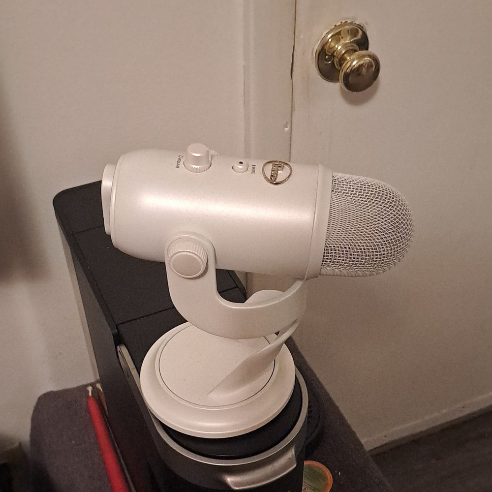 Blue Yeti USB Microphone White Mute Switch Gain Control Freestanding