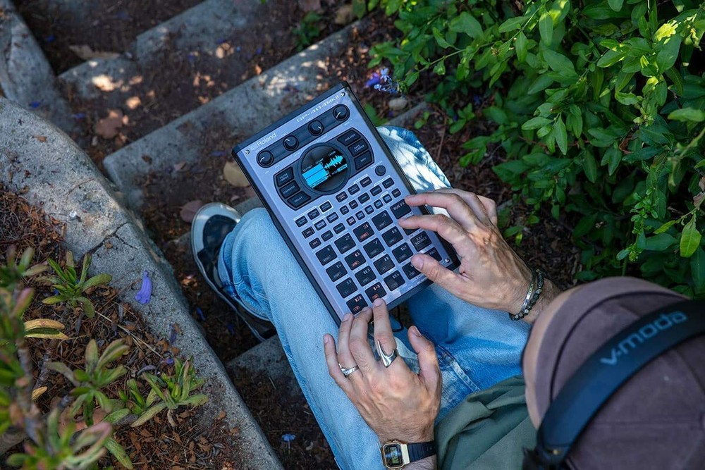 Roland SP-404MKII Creative Liner Wave Sampler & Effector Beatmaking Machine