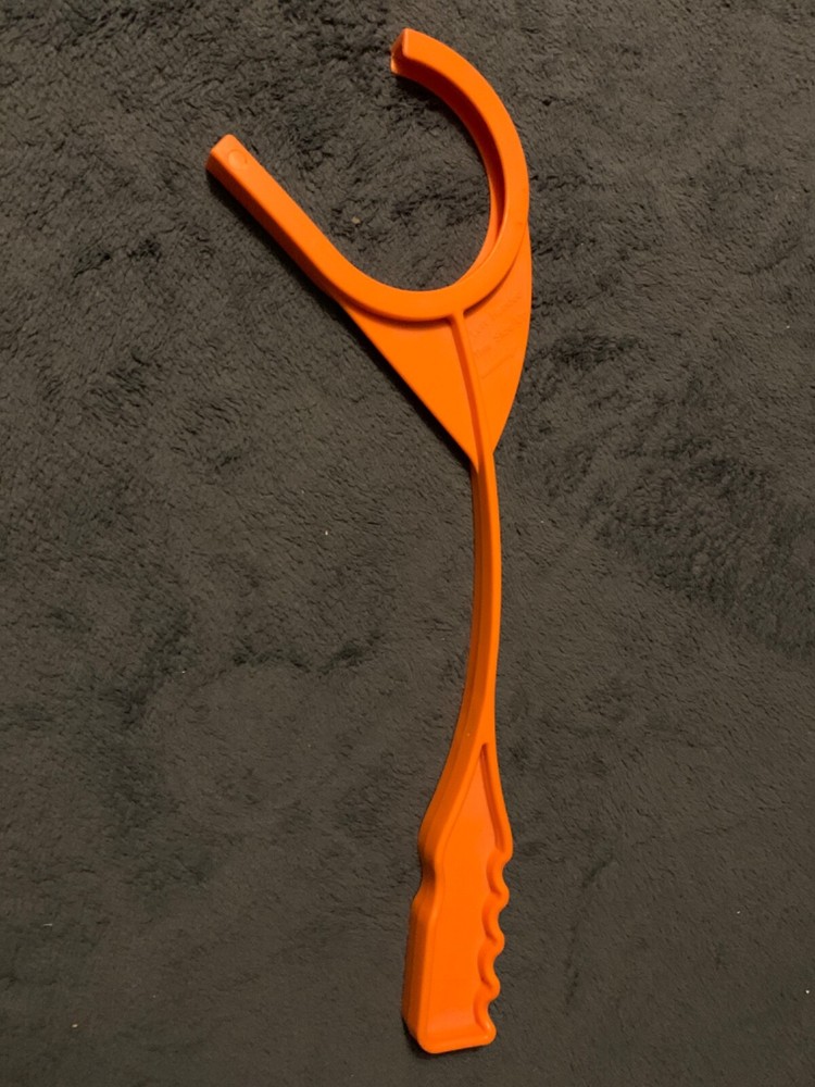 Handheld clay skeet thrower
