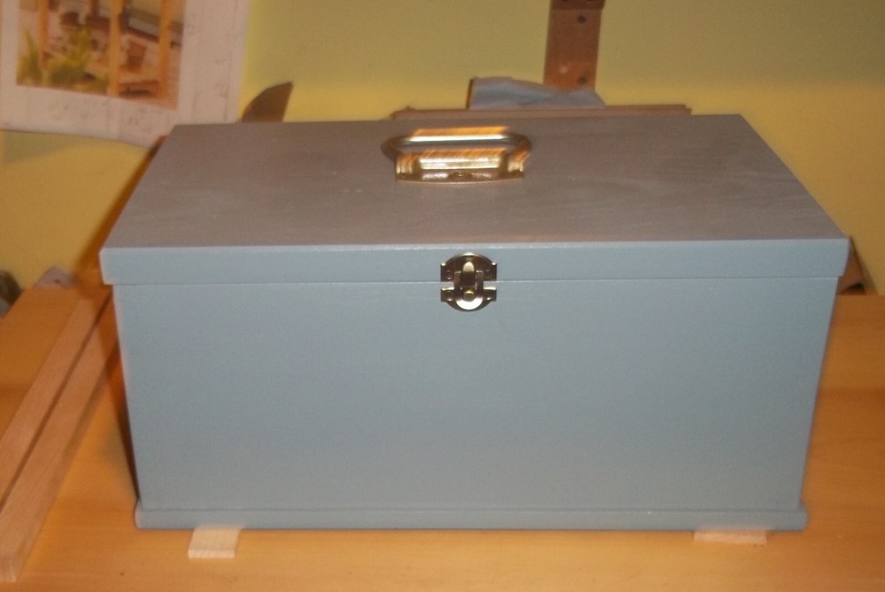 Small lidded chest, Shaker-style, handmade in painted Pine
