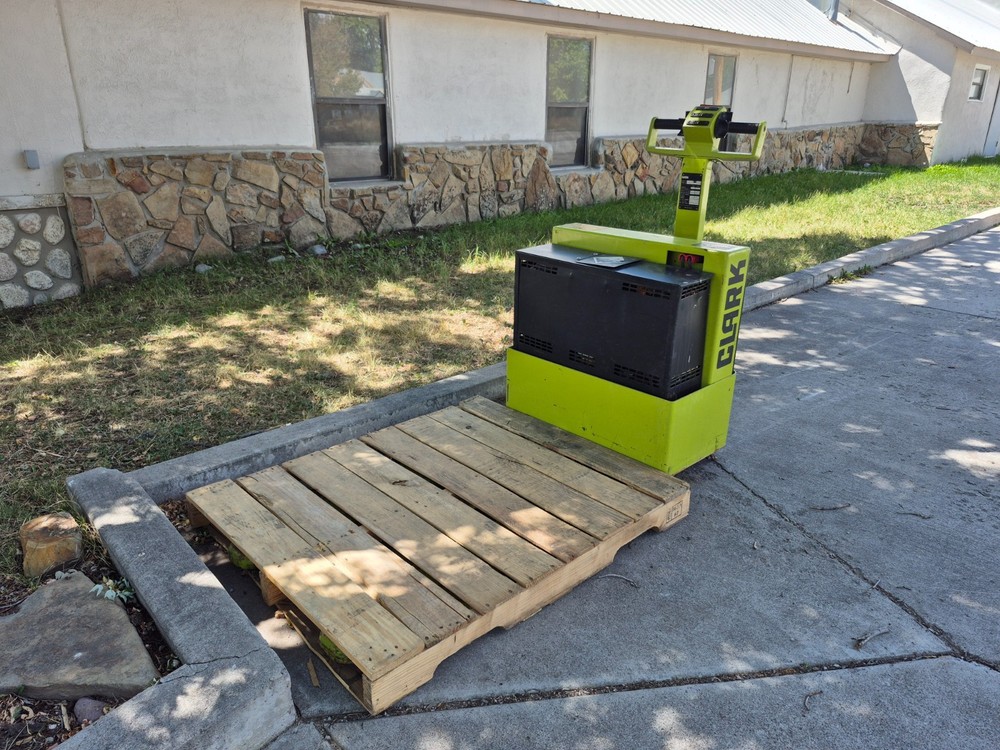 Clark WP40 Pallet Jack, No batteries