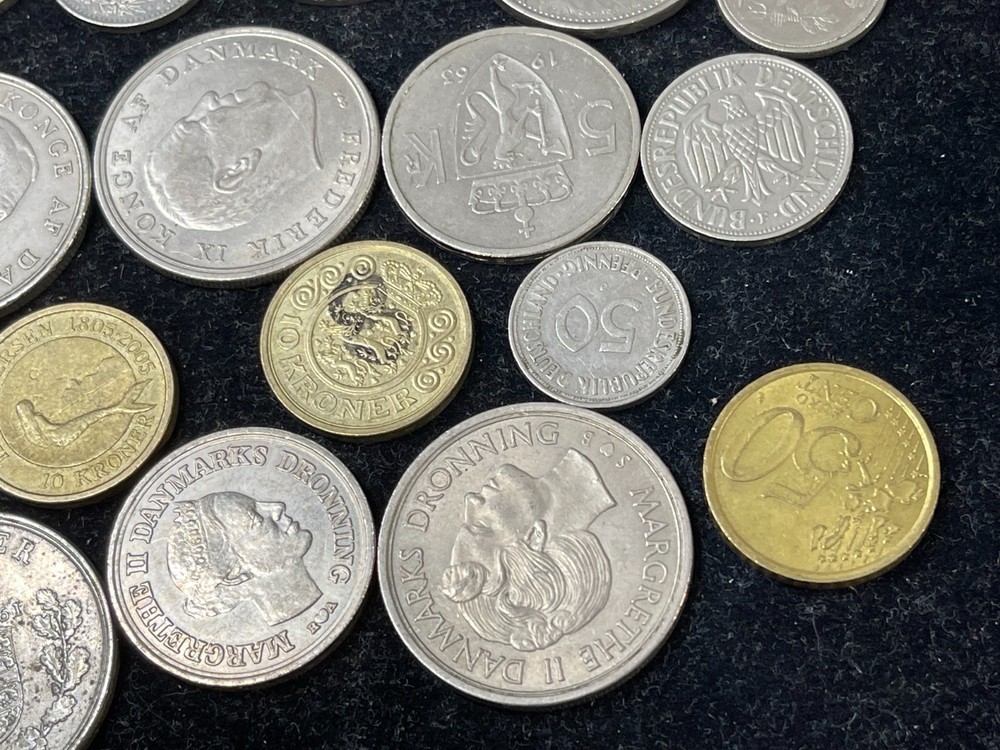 Assorted World Foreign Coins Exchangeable 101825