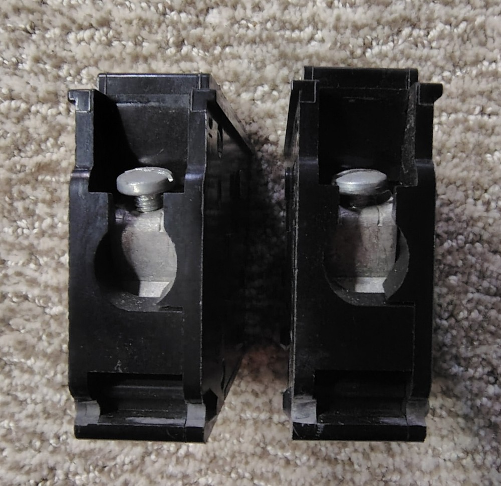 CROUSE HINDS 15 AMP SINGLE POLE BREAKER 2PIECES