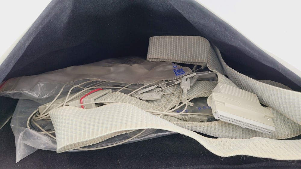 Hewlett Packard (HP) 1651A Logic Analyzer with Data Cables and Disc