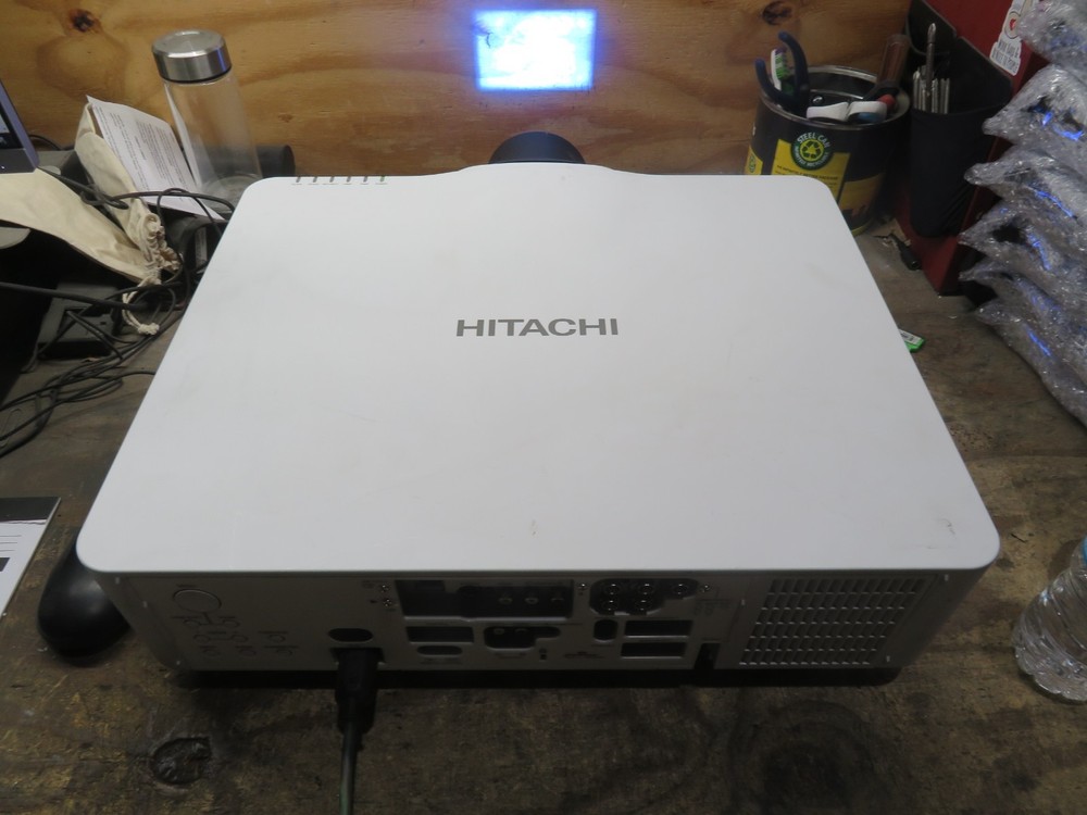 TESTED HITACHI CP-WU8440 LCD Projector ( NO REMOTE )