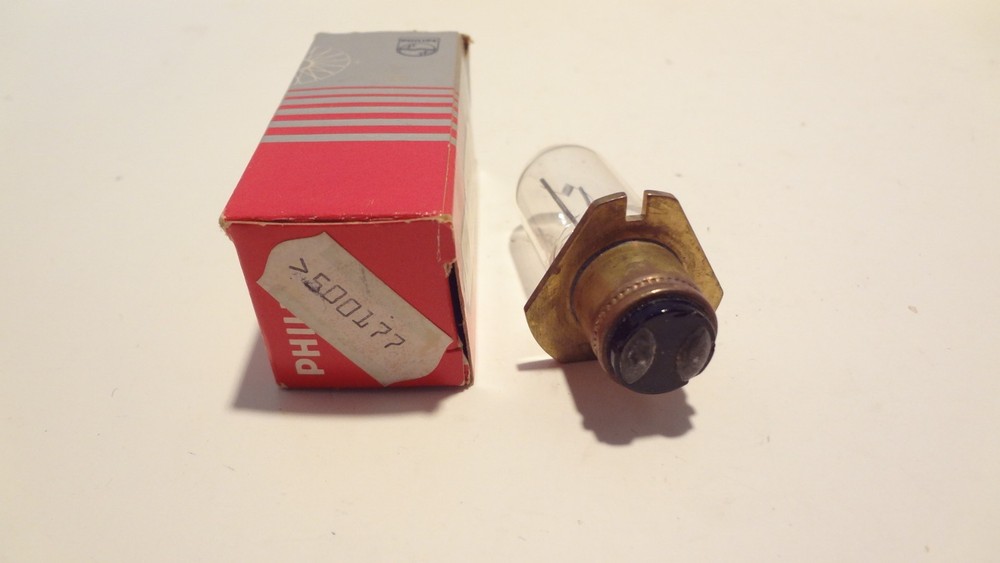 LEITZ LEICA  6  VOLT 15  WATT BULB  #500177  TRIANGULAR PREFOCUSED FLANGE MOUNT