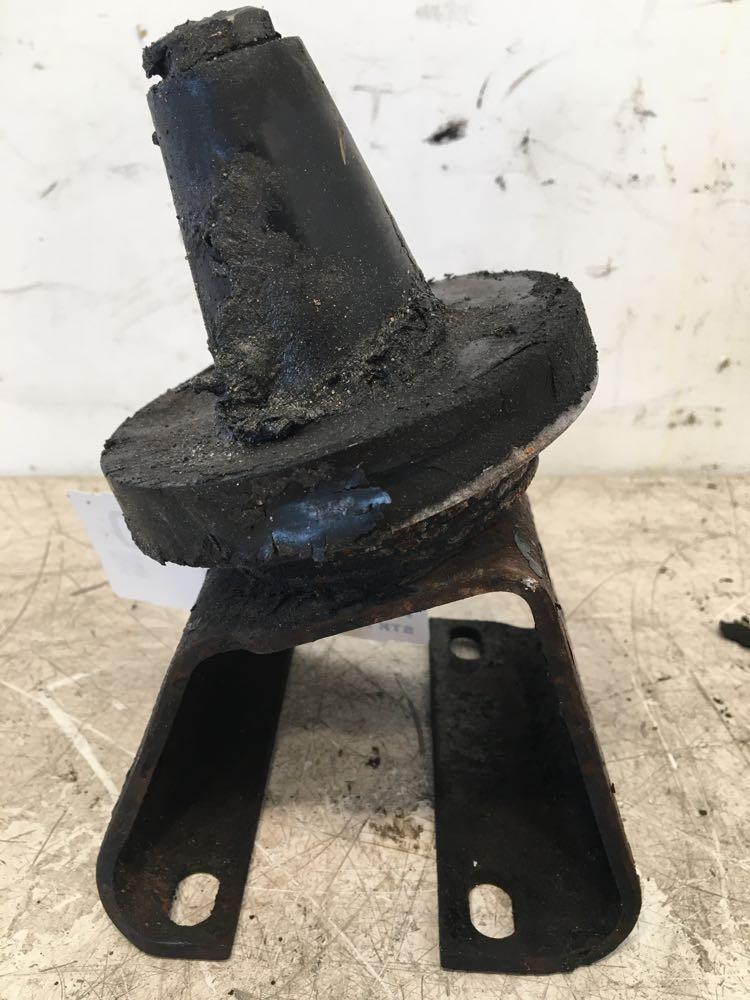 2004 Peterbilt 330 Hood Rest (638-10320)