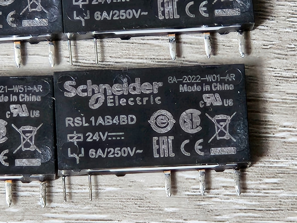 Schneider Electric RSL1AB4BD - lot of 4