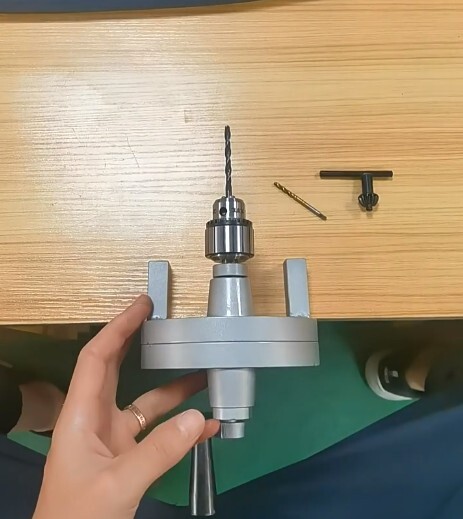 Manual tapping machine includes chuck and hand cranked tapping machine