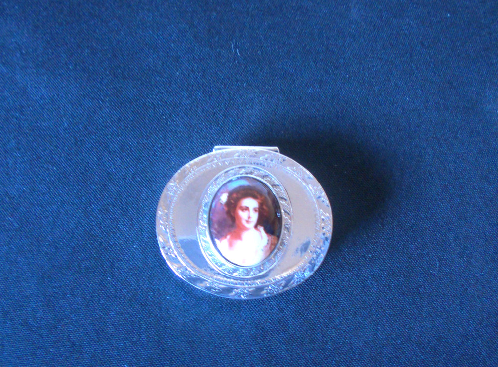 Solid Silver Amazing Snuff Box Victorian Lady On The Front Quite Large Perfect