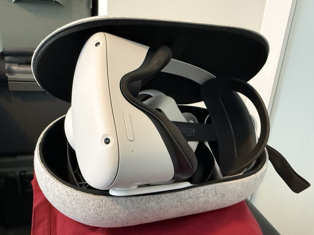 Meta Oculus Quest 2 VR Headset (2021) + 2 Controllers + Carrying Case