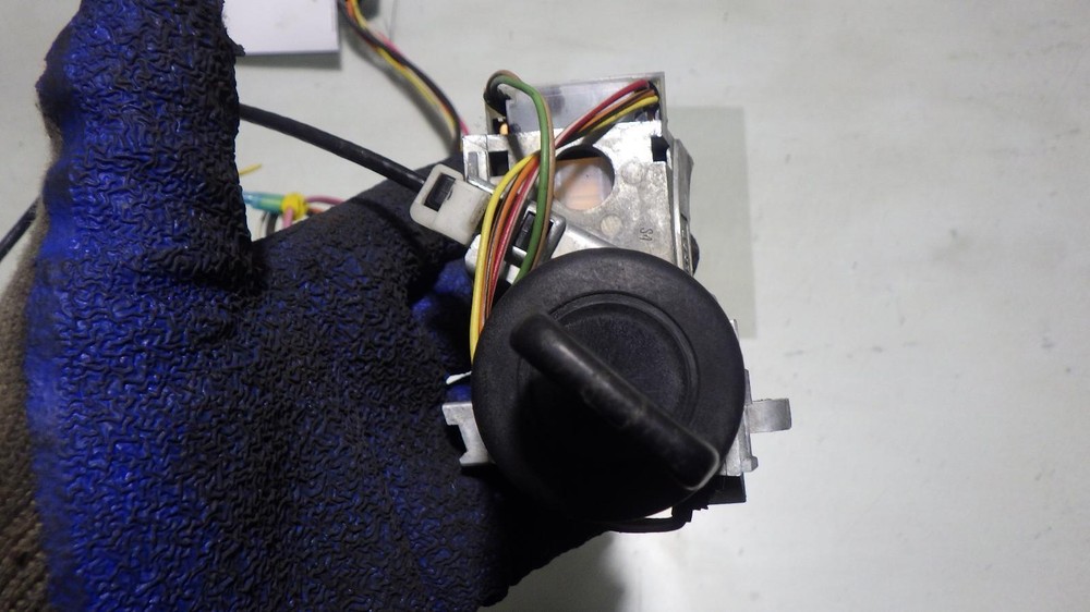 02 GMC YUKON Ignition W/Key