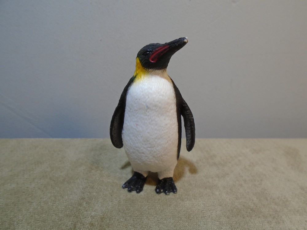 KING PENGUIN 2.75” FIGURE UNBRANDED (MA968)