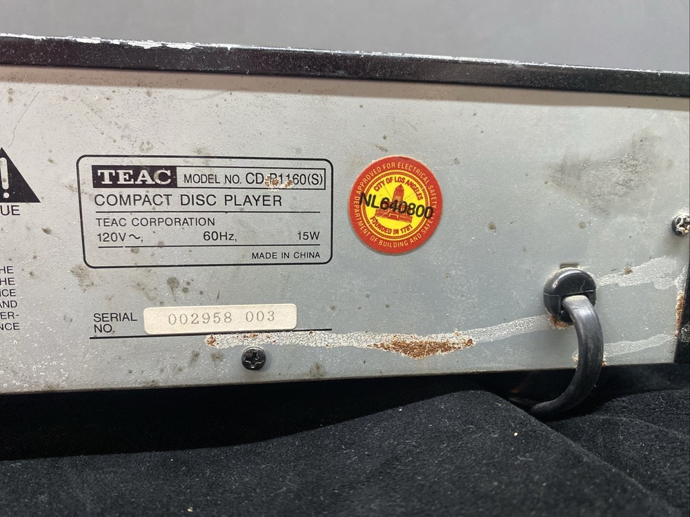 TEAC CD-P1160 Compact Disc Player Works Plays CDs READ DESCRIPTION