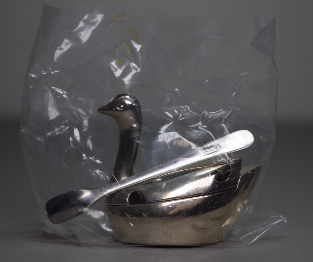 Wm. A. Rogers. Oneida Silversmiths Tarnish Resistant Silver Salt Cellar Swan