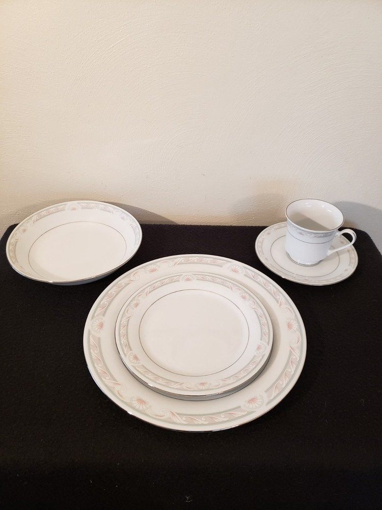 CROWN MING FINE CHINA 5PC. DINNERWARE PLACE SETTING "COQUILLE" PATTERN