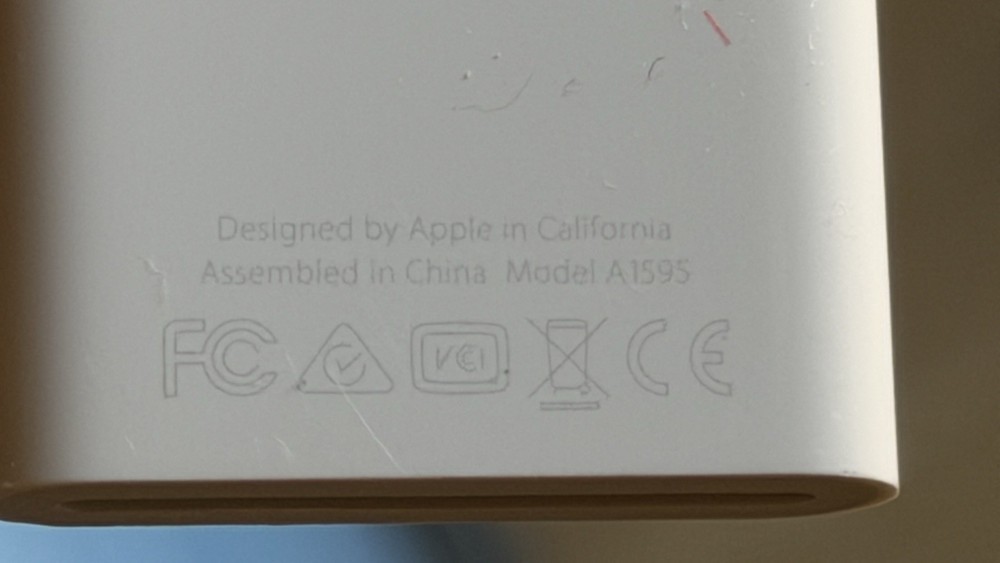 Apple Lightning to SD Card Camera Reader A1595 MJYT2AM/A