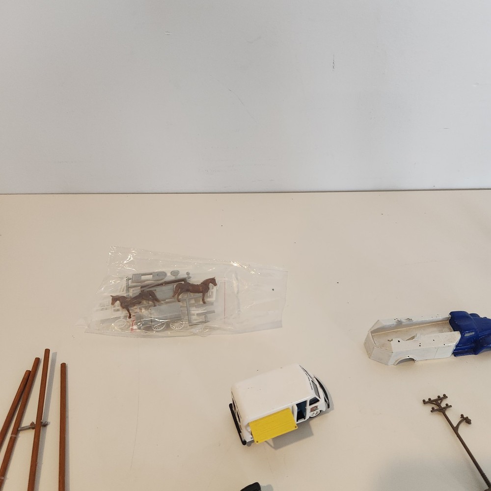 HO Train Scale Model Vehicle and Accessory Lot
