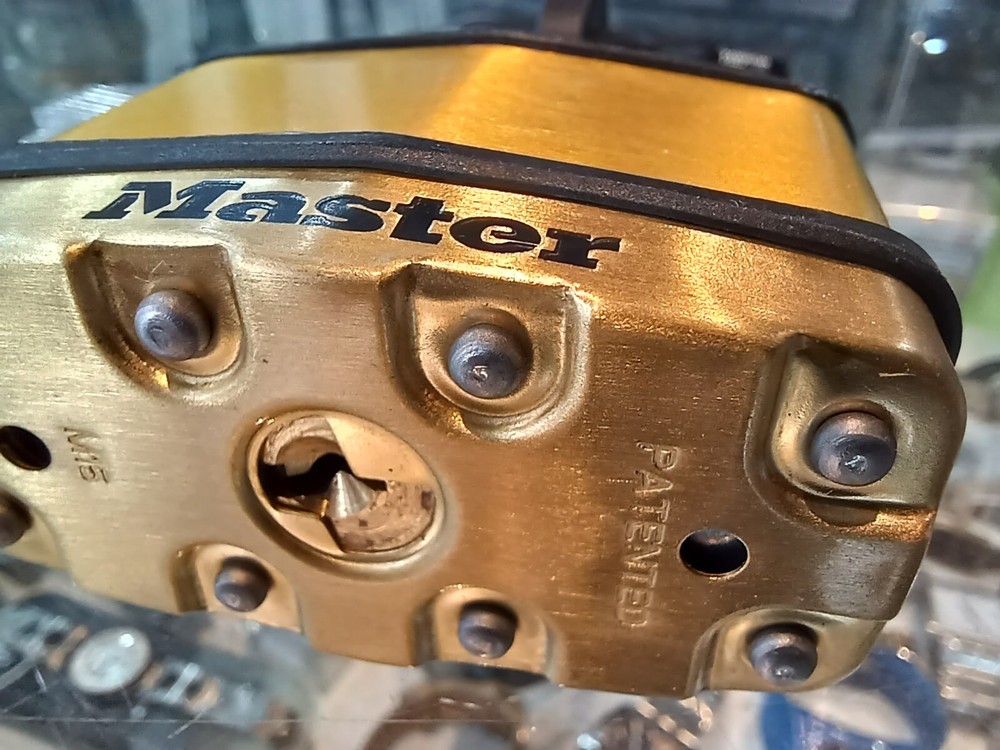 MASTER LOCK PADLOCK EXCELL 32mm OCTAGONAL BORON CARBINE SHACKLE LAMINATED