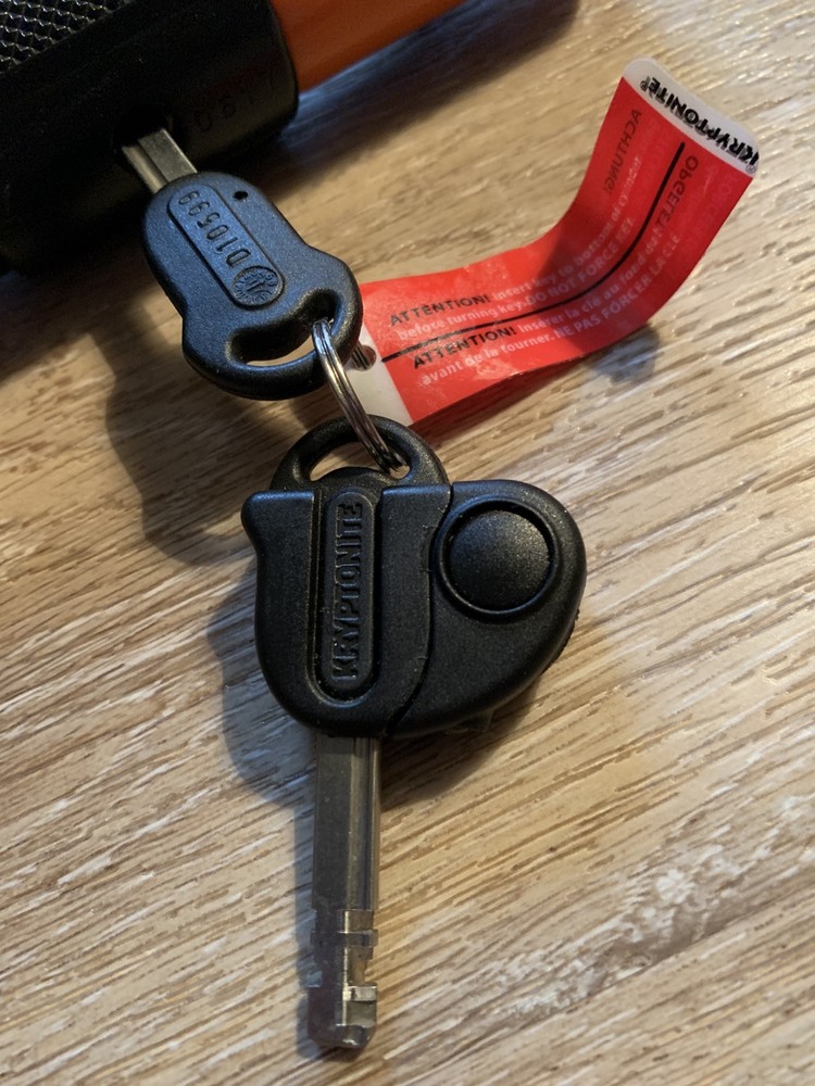 NEW~KRYPTONITE~EVOLUTION LITE~ MINI LOCK 6~ANTI-THEFT~U LOCK~KEYS & 1 WITH LIGHT