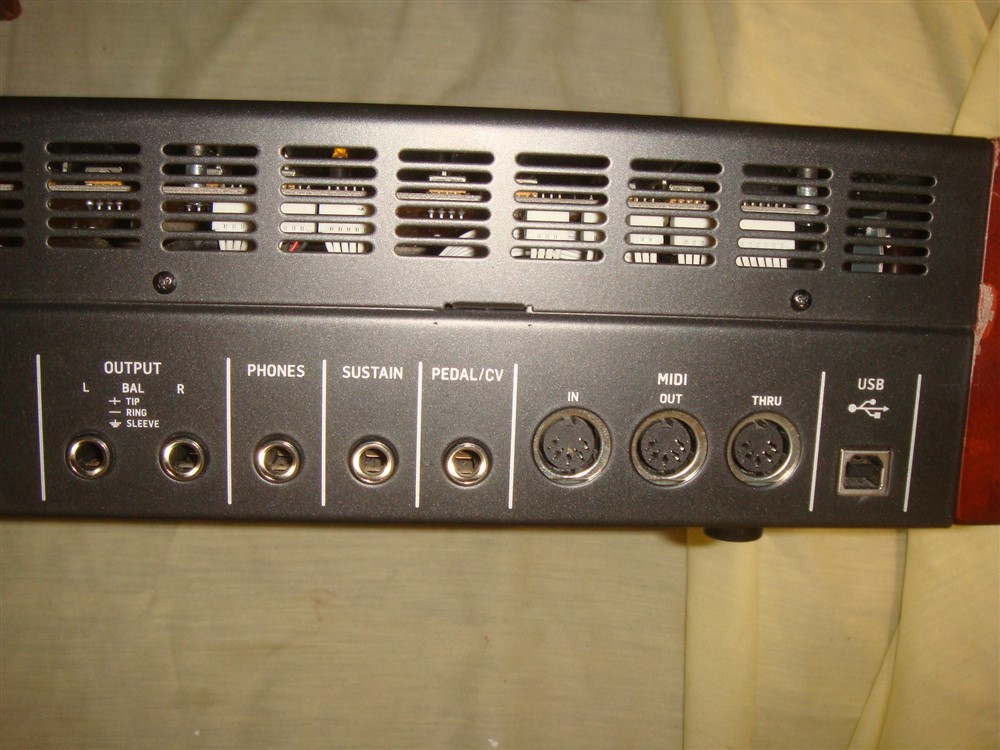 BEHRINGER DEEPMIND12 TRUE ANALOG 12-VOICE 49 KEY POLYPHONIC SYNTH -4 FX ENGINES