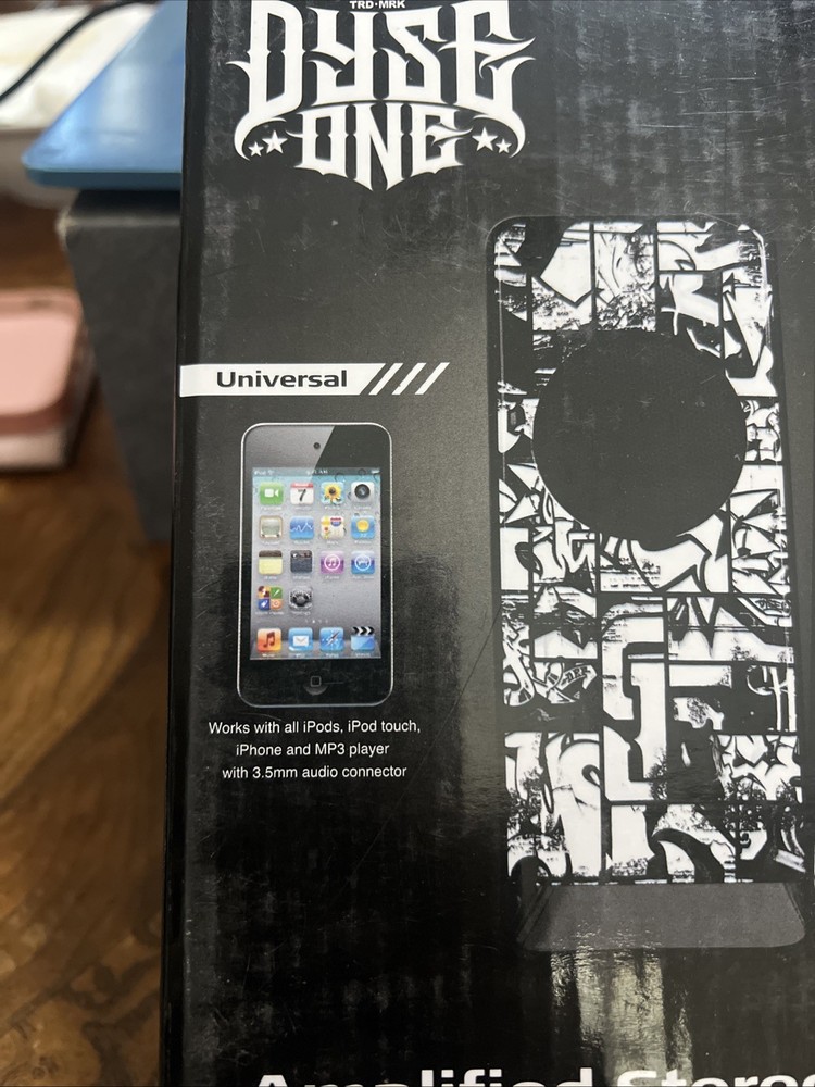 Universal amplified stereo speaker