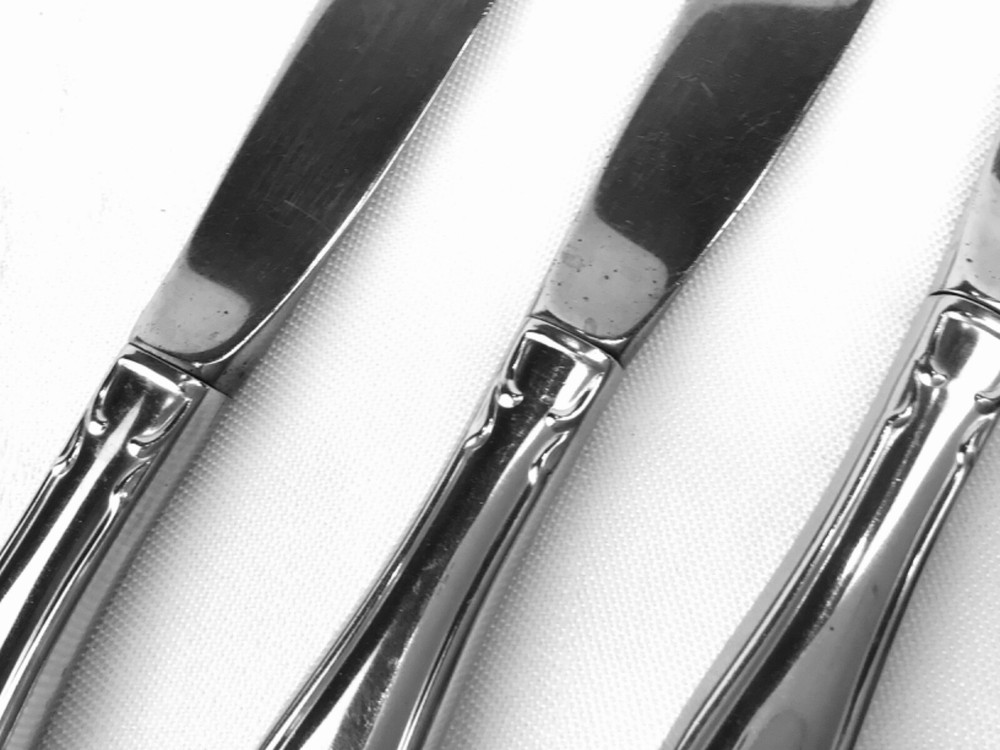 Oneida CHATELAINE (4) Dinner Knives in Very Good Preowned Condition
