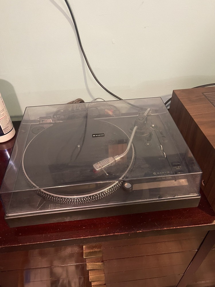 SANYO TP-1020 DIRECT DRIVE DC-SERVO SYSTEM TURNTABLE Powers On Spins