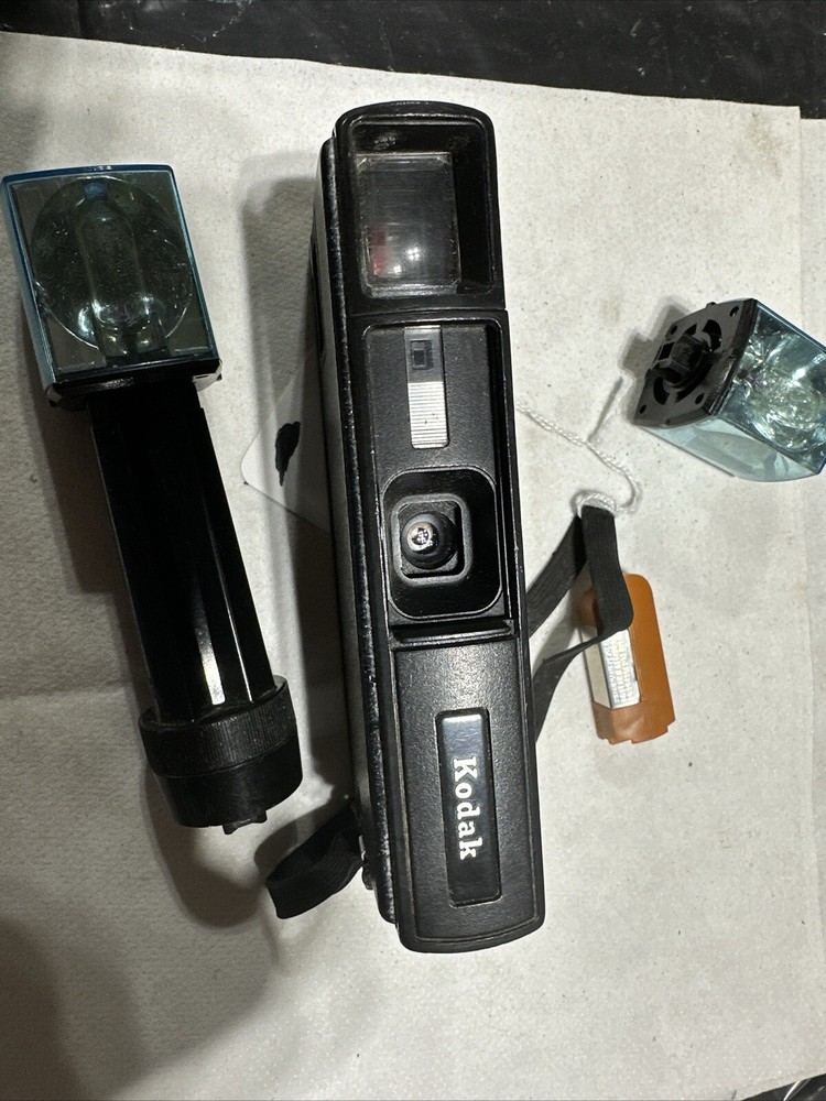 Several Vintage Cameras And Flash Bulbs, Read Full Description
