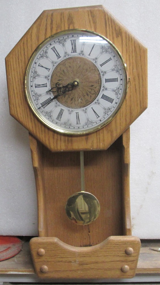 QUARTZ WOOD CLOCK WITH PENDULUM NON WORKING